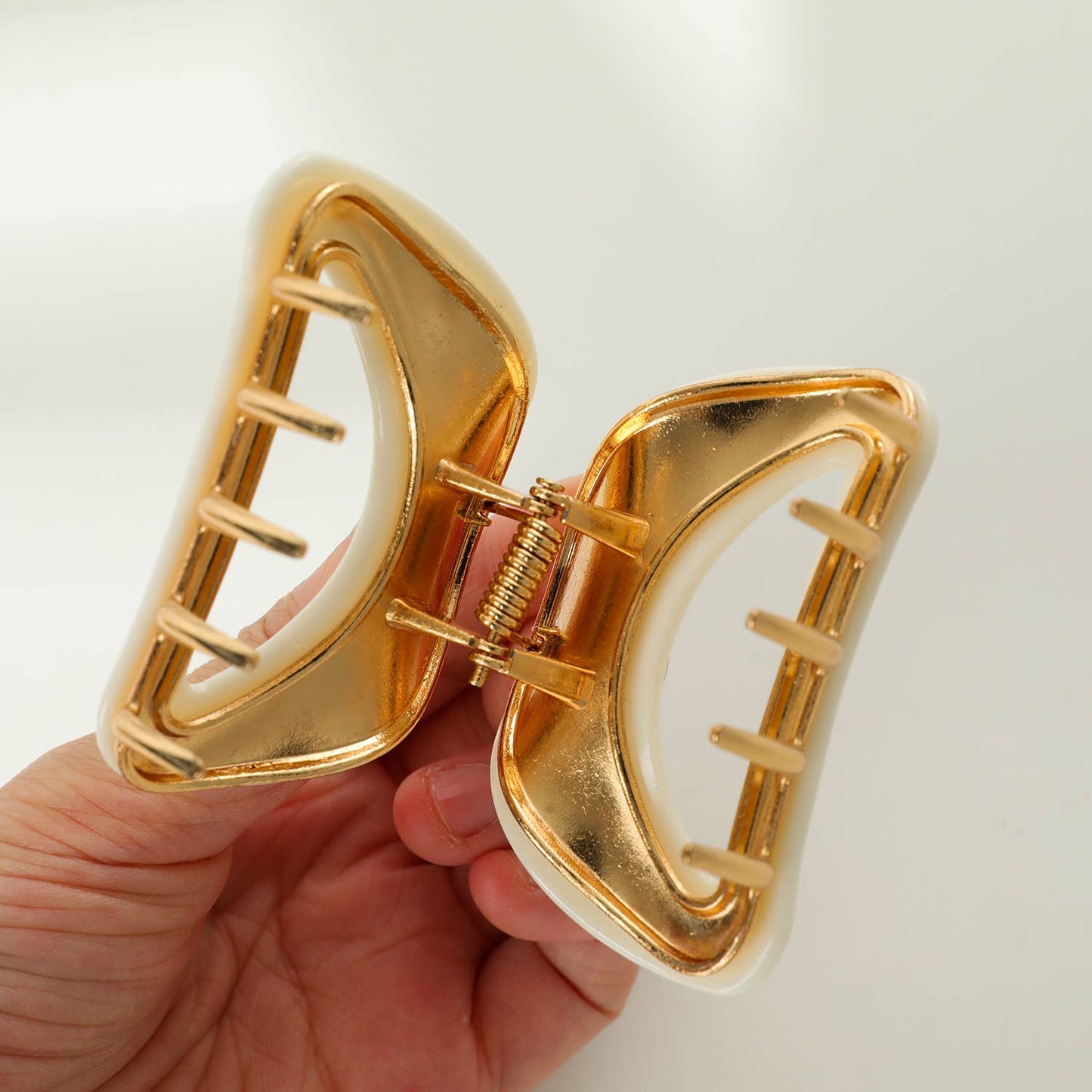 Curved Metal Claw Clip | Medium Size